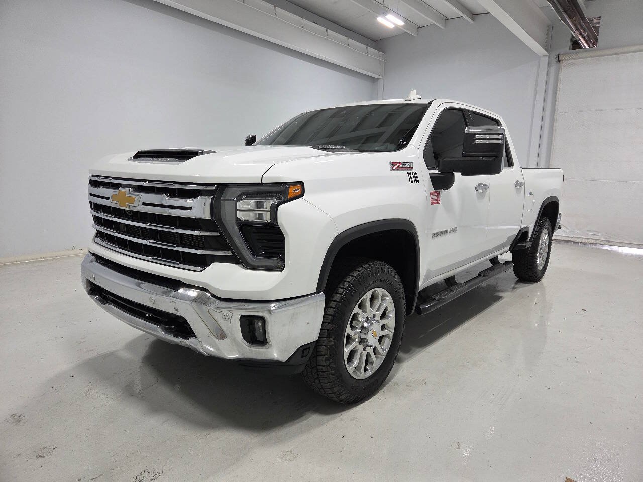Used 2024 Chevrolet Silverado 2500 LTZ w/ LTZ Plus Package AWD/4WD image 3
