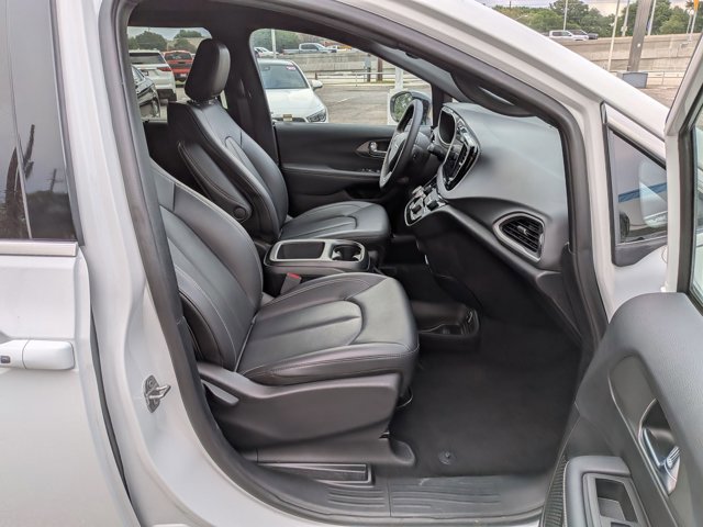 Used 2025 Chrysler Pacifica Select image 21