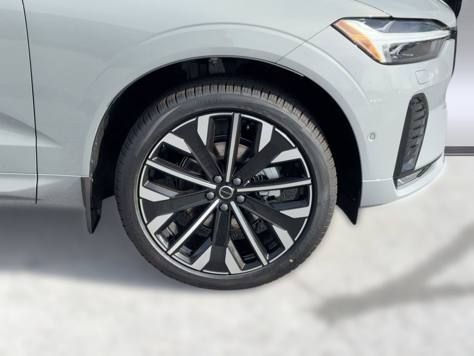 New 2026 Volvo XC60 B5 Ultra w/ Climate Package image 12