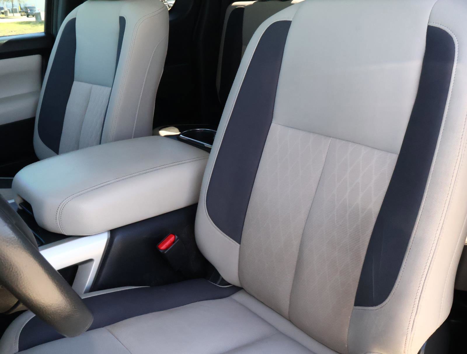 Used 2020 Nissan Titan SV w/ SV Convenience Package image 12