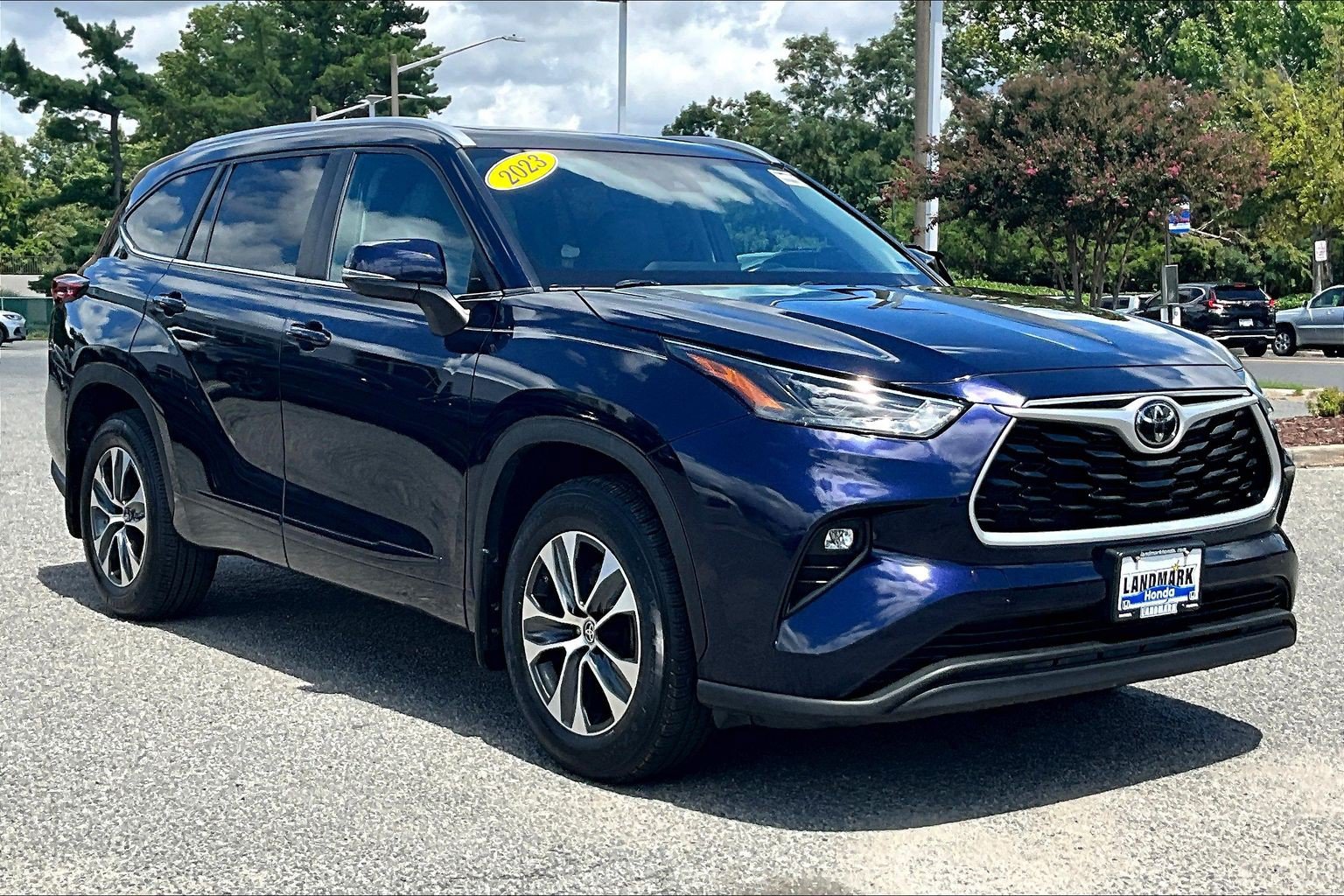 Used 2023 Toyota Highlander XLE AWD/4WD image 11