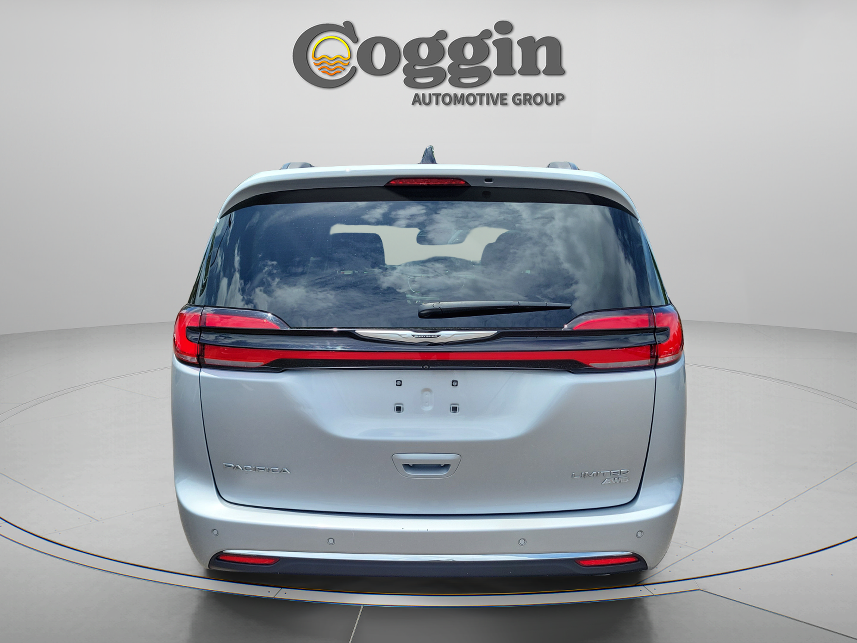 Used 2023 Chrysler Pacifica Limited w/ Uconnect Theater Family Group AWD/4WD image 4