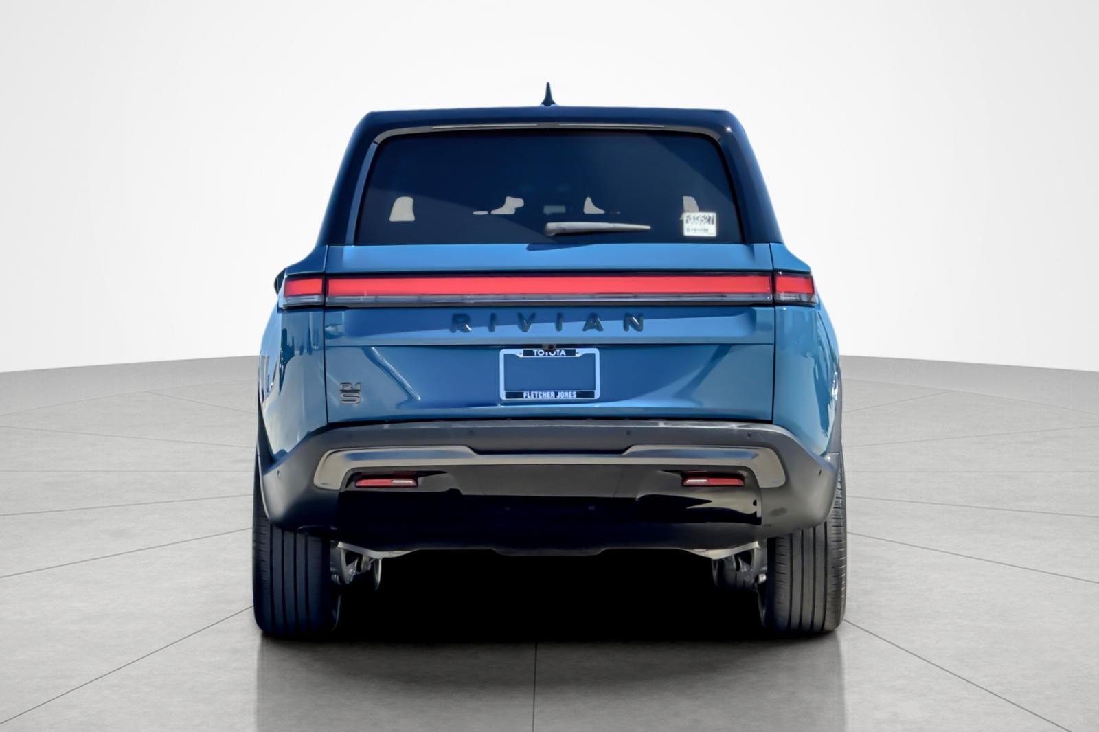Used 2025 Rivian R1S Adventure Dual AWD/4WD image 4