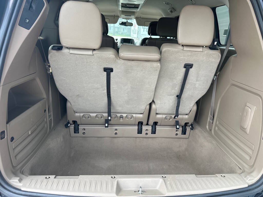 Used 2014 Chrysler Town & Country Touring FWD image 6