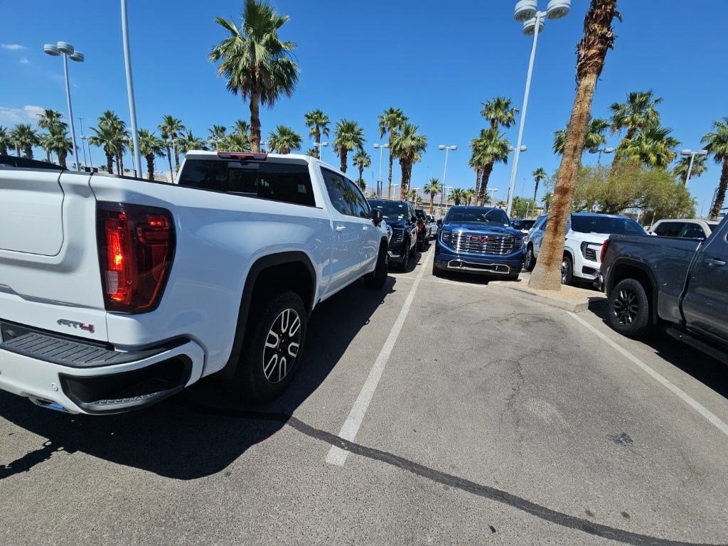 Used 2025 GMC Sierra 1500 AT4 w/ Technology Package AWD/4WD image 30