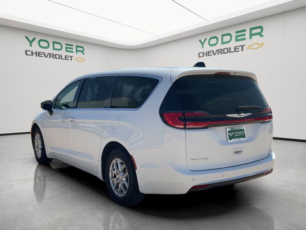 Used 2023 Chrysler Pacifica Touring-L FWD image 10