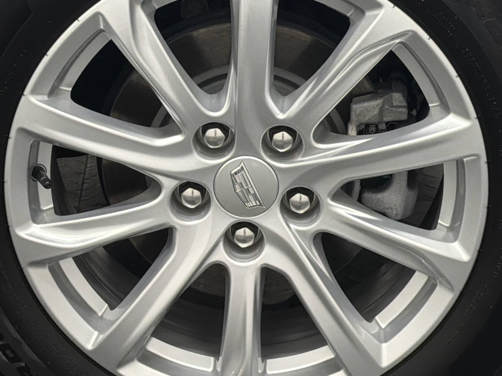 Used 2022 Cadillac XT4 Luxury w/ Cold Weather Package AWD/4WD image 5