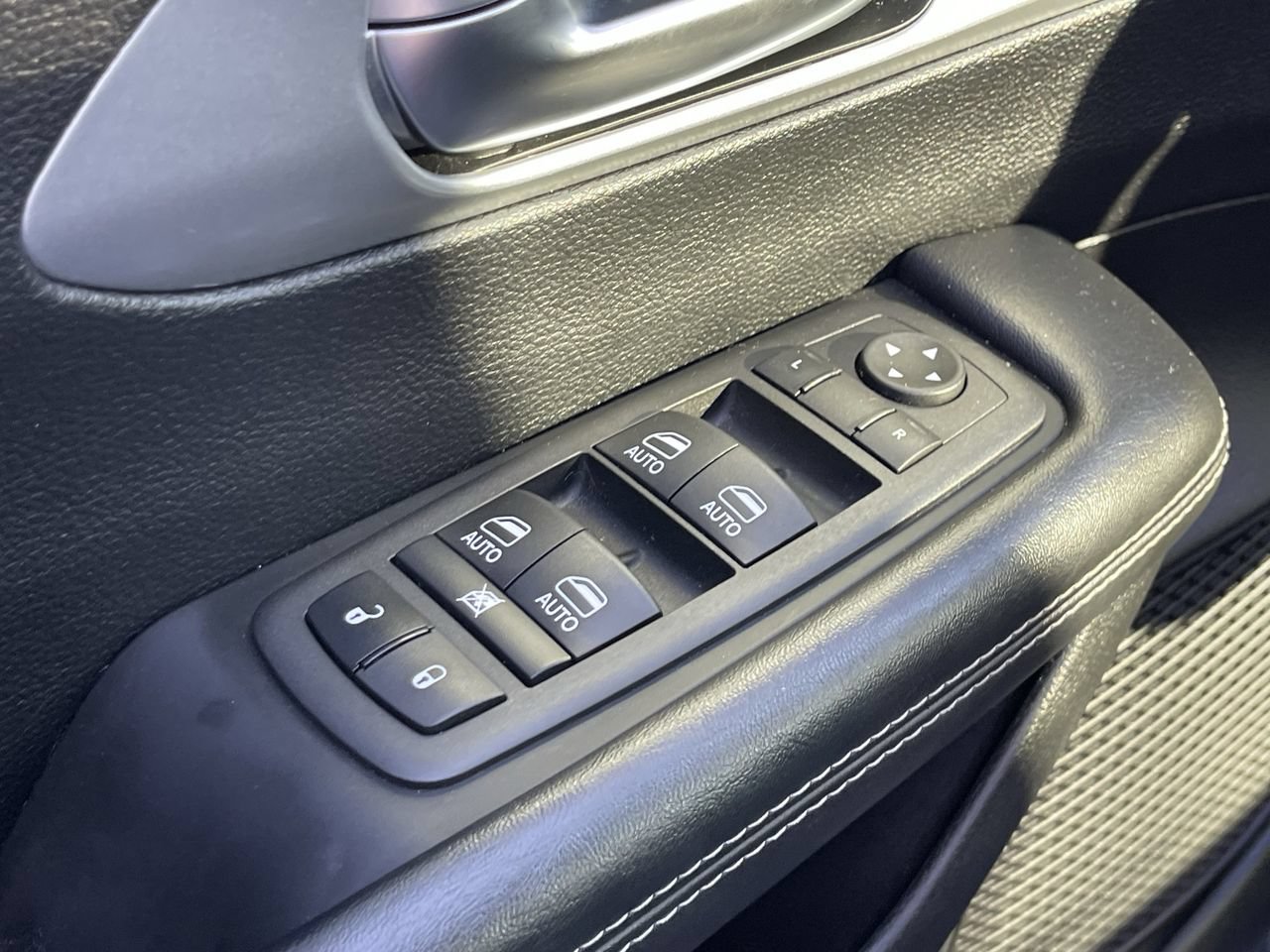 Used 2021 Chrysler Pacifica Touring-L w/ Uconnect Theater Family Group FWD image 10