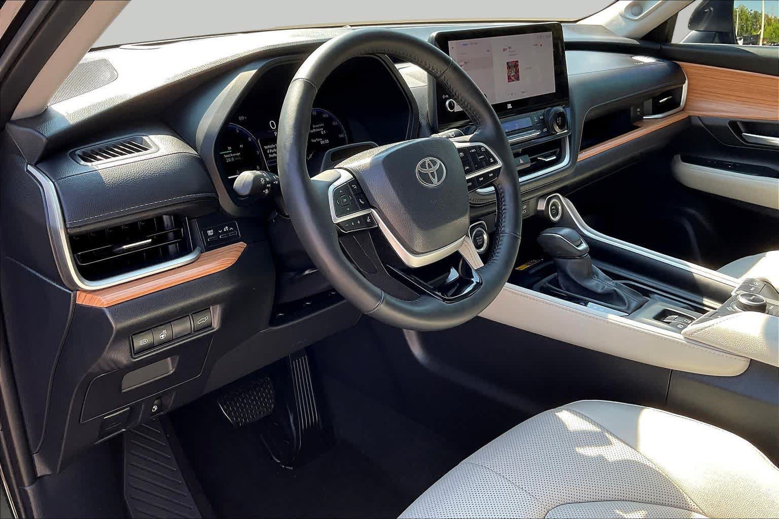 Used 2025 Toyota Grand Highlander AWD image 18