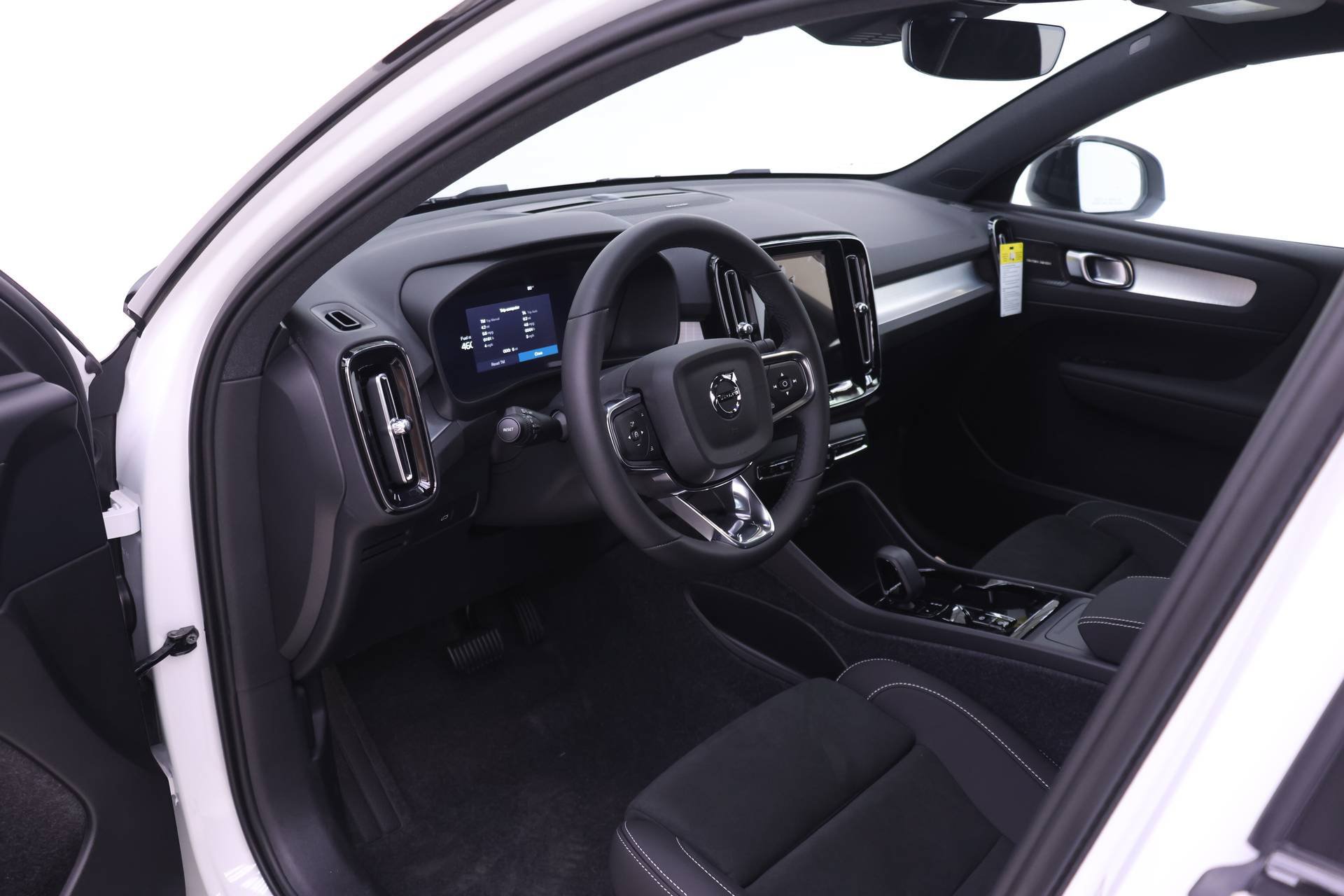 New 2026 Volvo XC40 B5 Ultra w/ Protection Package Premier AWD/4WD image 6