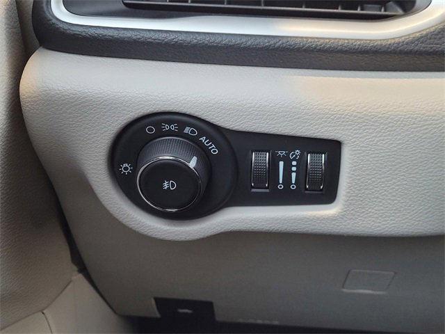 Used 2024 Chrysler Pacifica Select image 13