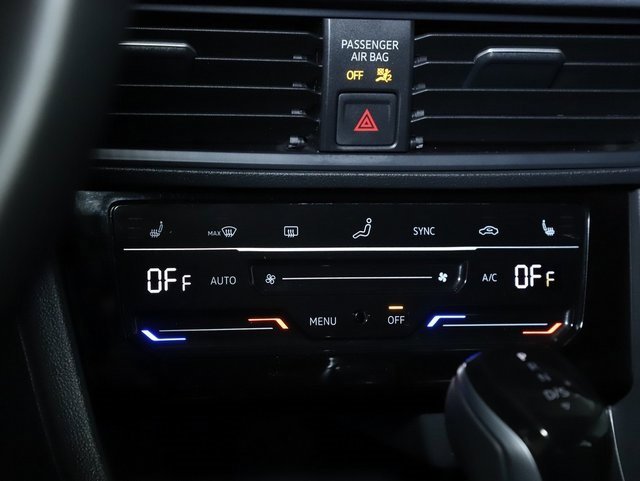 Used 2025 Volkswagen Jetta SE w/ Black Wheel Package image 25