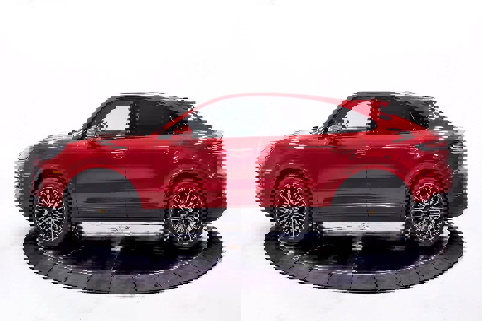 Certified 2025 Porsche Cayenne Coupe image 2