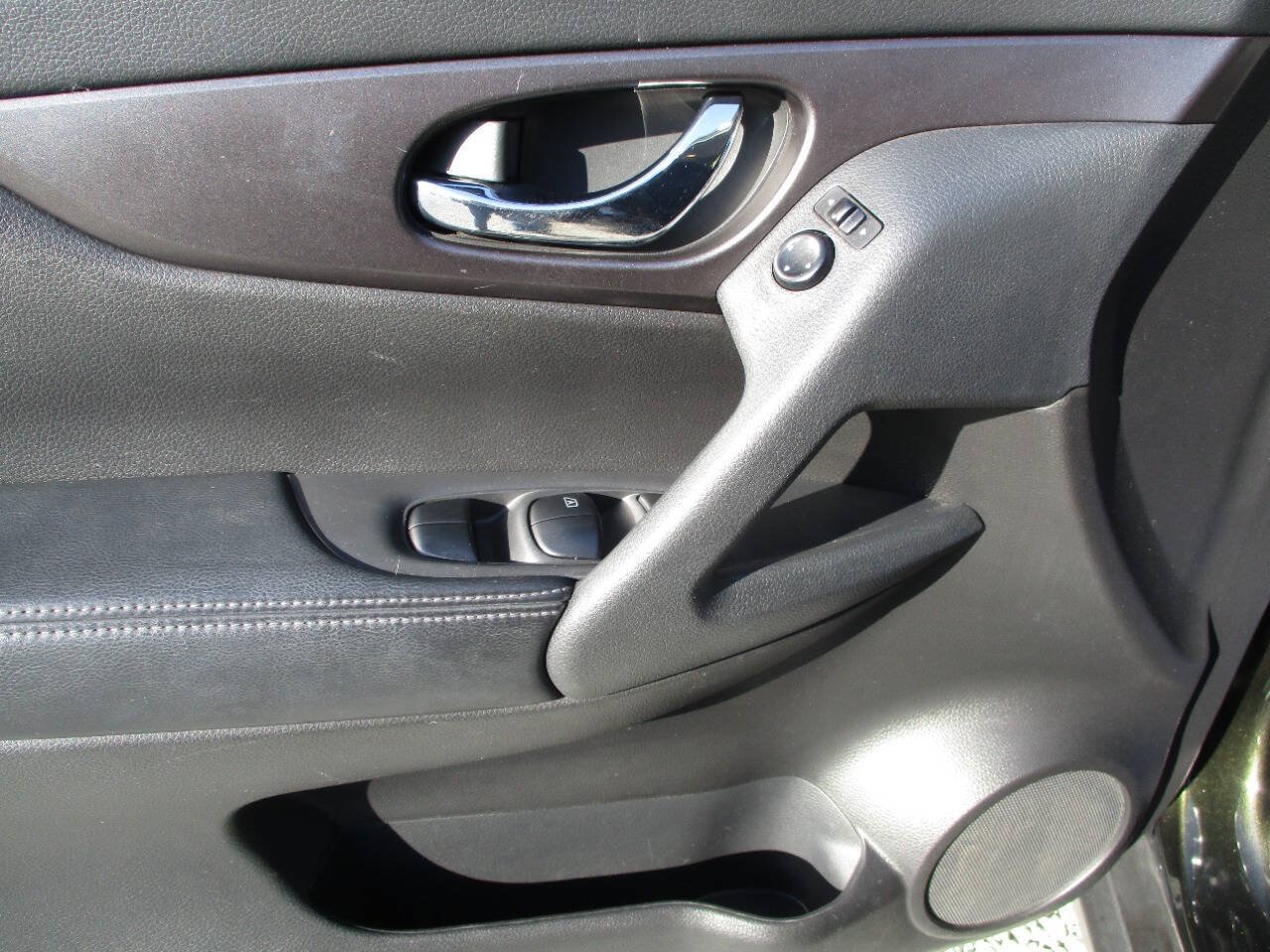 Used 2016 Nissan Rogue S AWD/4WD image 15