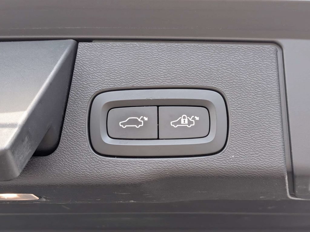 Used 2022 Volvo XC60 B5 Inscription w/ Advanced Package FWD image 14