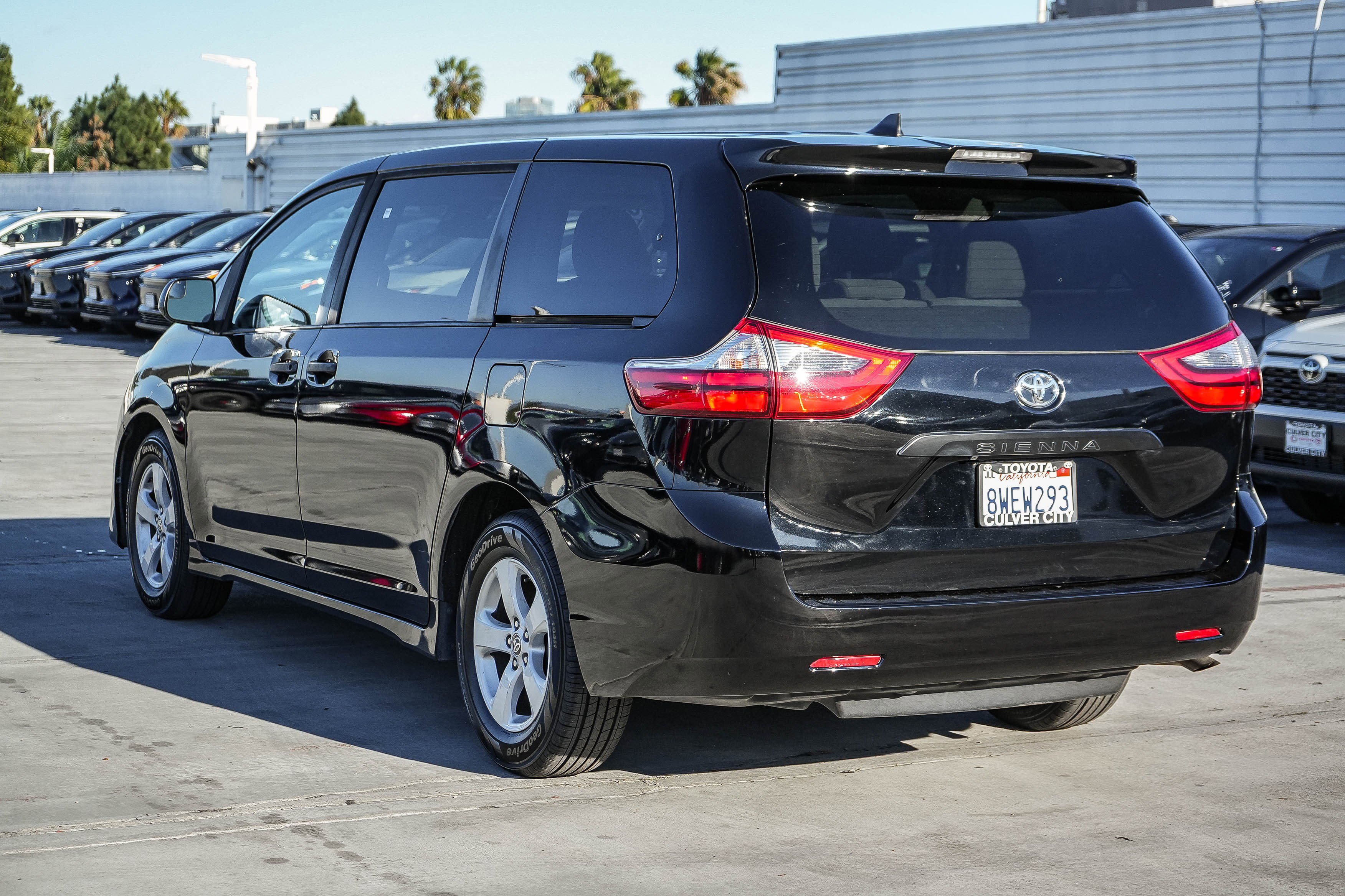 Used 2020 Toyota Sienna L image 9