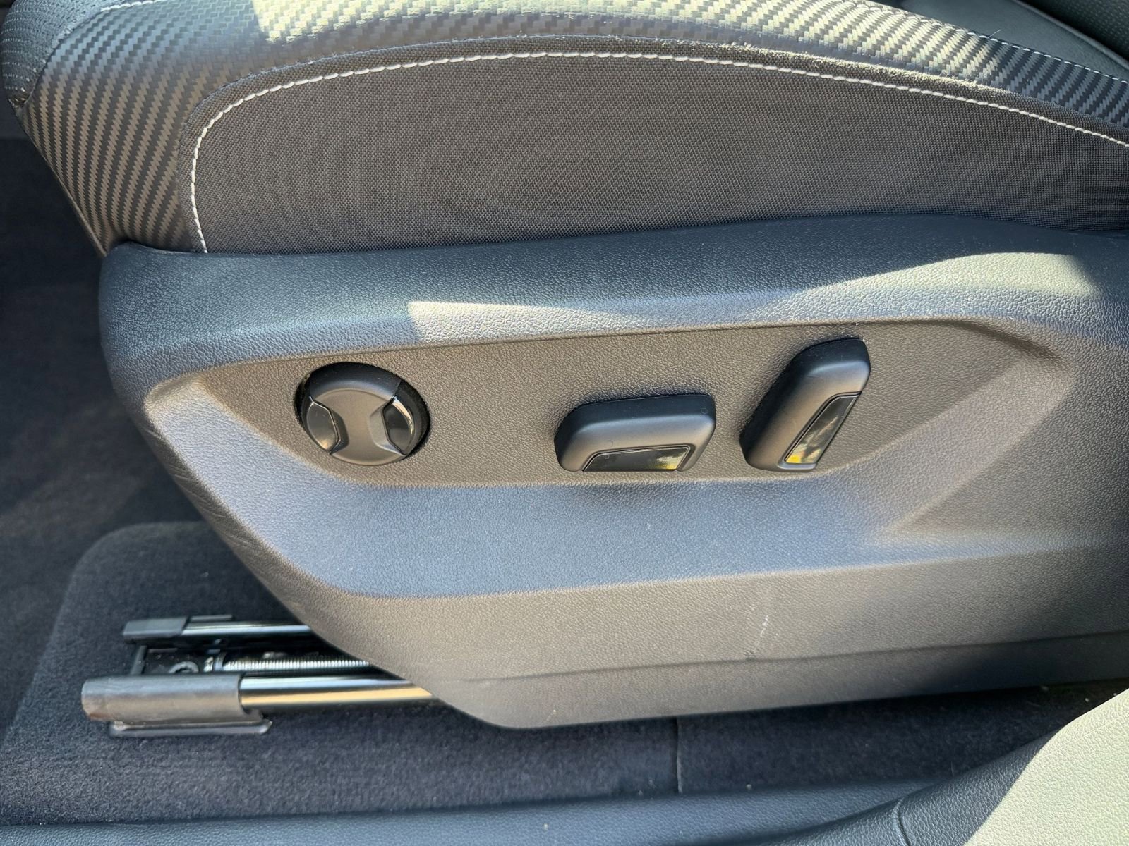 Used 2025 Volkswagen Atlas Cross Sport SE image 23