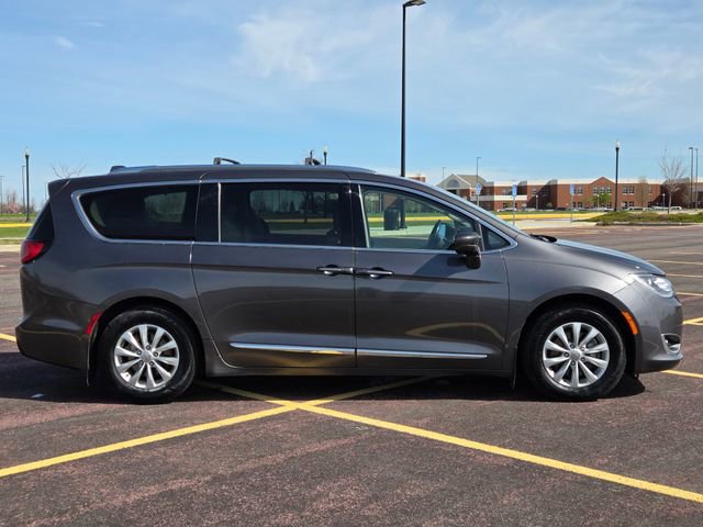 Used 2018 Chrysler Pacifica Touring-L FWD image 2