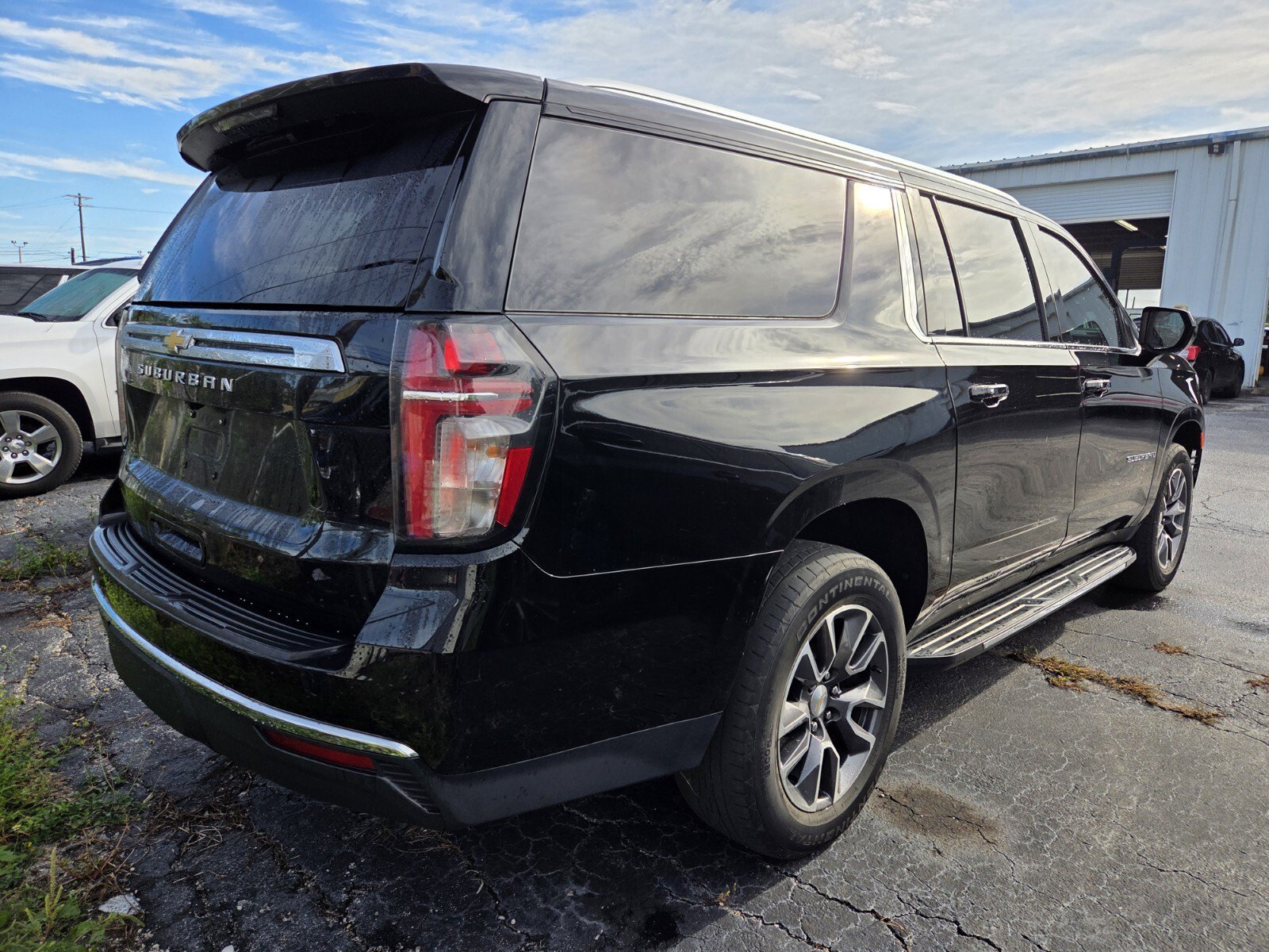 Used 2023 Chevrolet Suburban LS RWD image 3