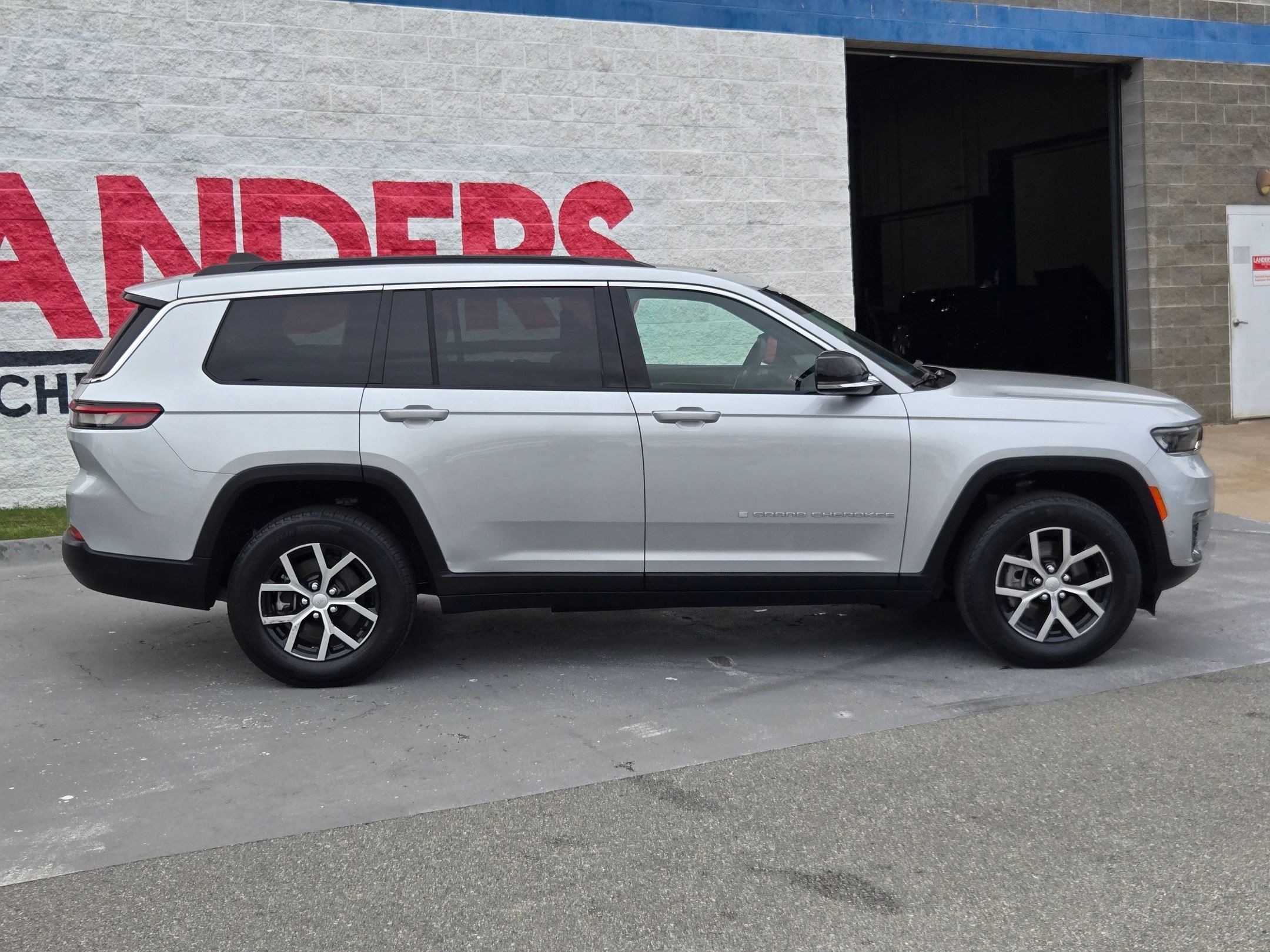 Used 2024 Jeep Grand Cherokee L Limited w/ Luxury Tech Group II AWD/4WD image 8