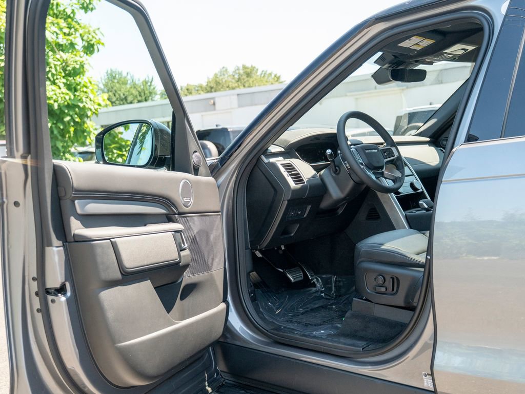 New 2025 Land Rover Discovery Dynamic SE image 10