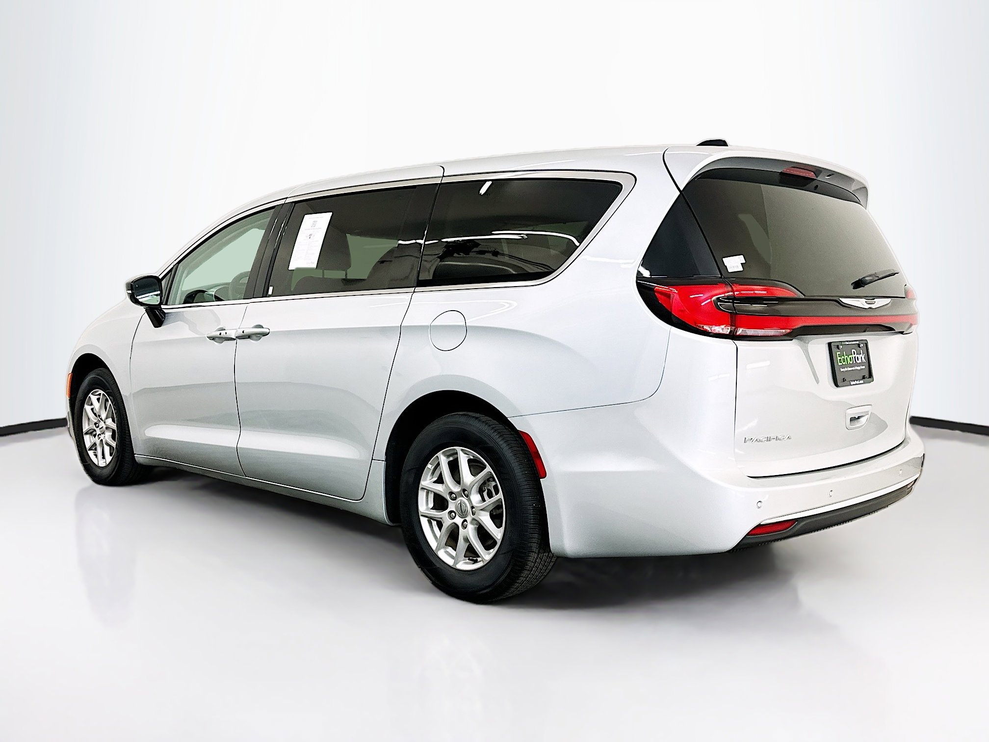 Used 2024 Chrysler Pacifica Touring-L image 5