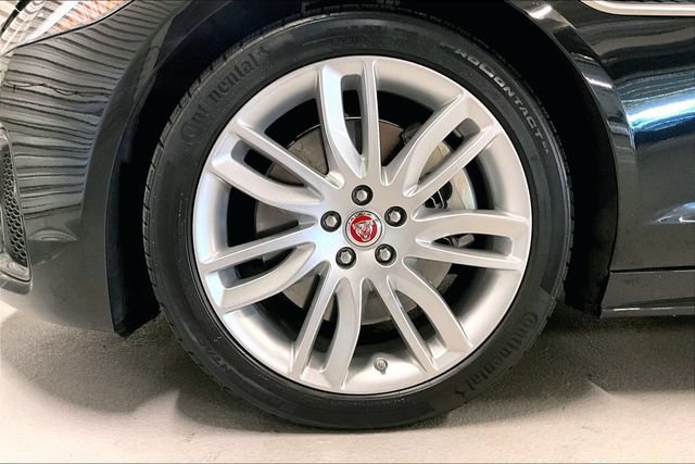Certified 2022 Jaguar XF R-Dynamic SE AWD/4WD image 8