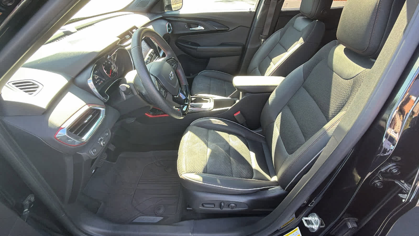 Certified 2023 Chevrolet TrailBlazer RS w/ Sun and Liftgate Package image 7