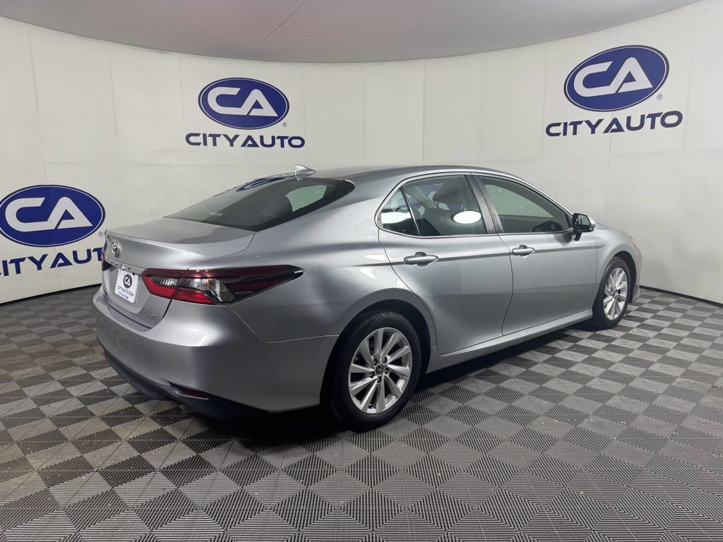 Used 2021 Toyota Camry LE image 3