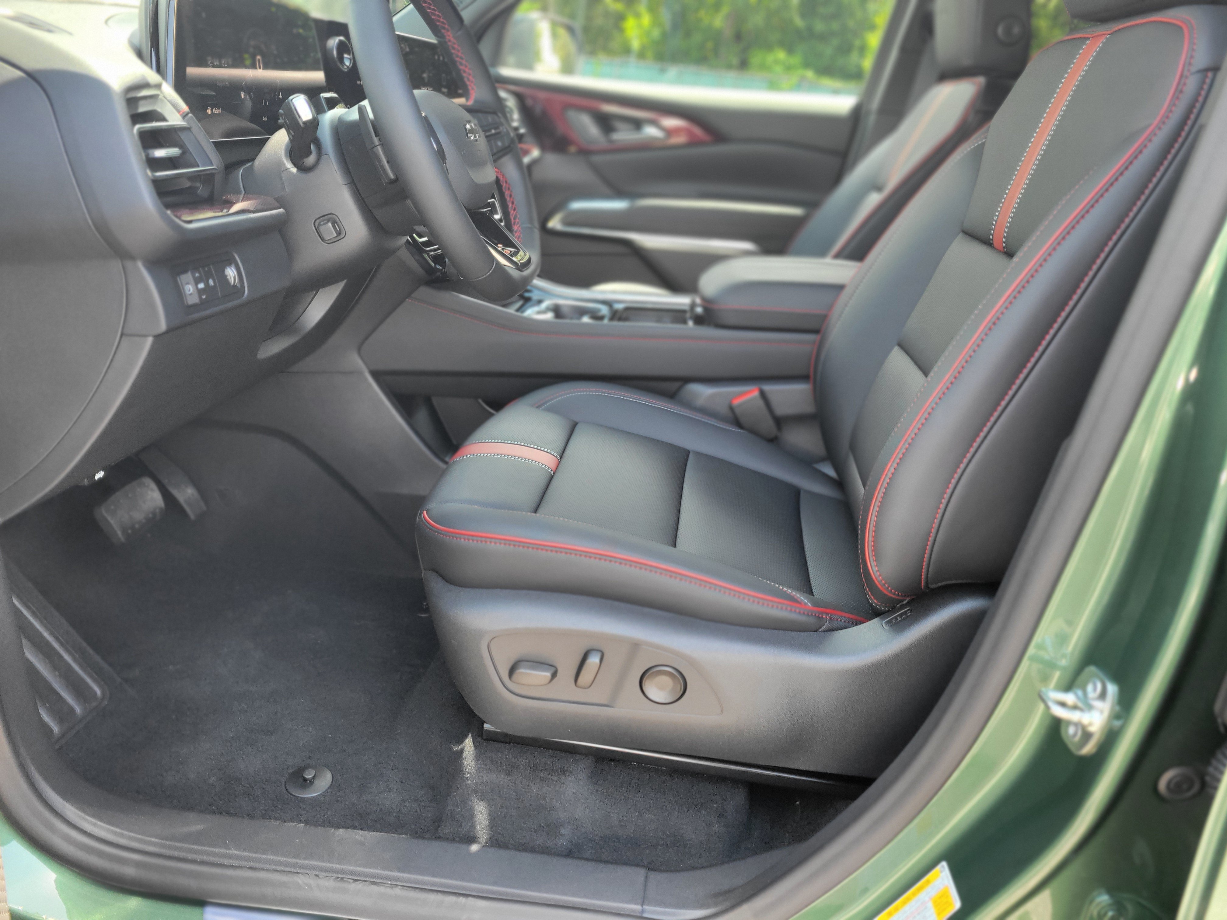 New 2027 Chevrolet Traverse RS w/ LPO, Floor Liner Package FWD image 32