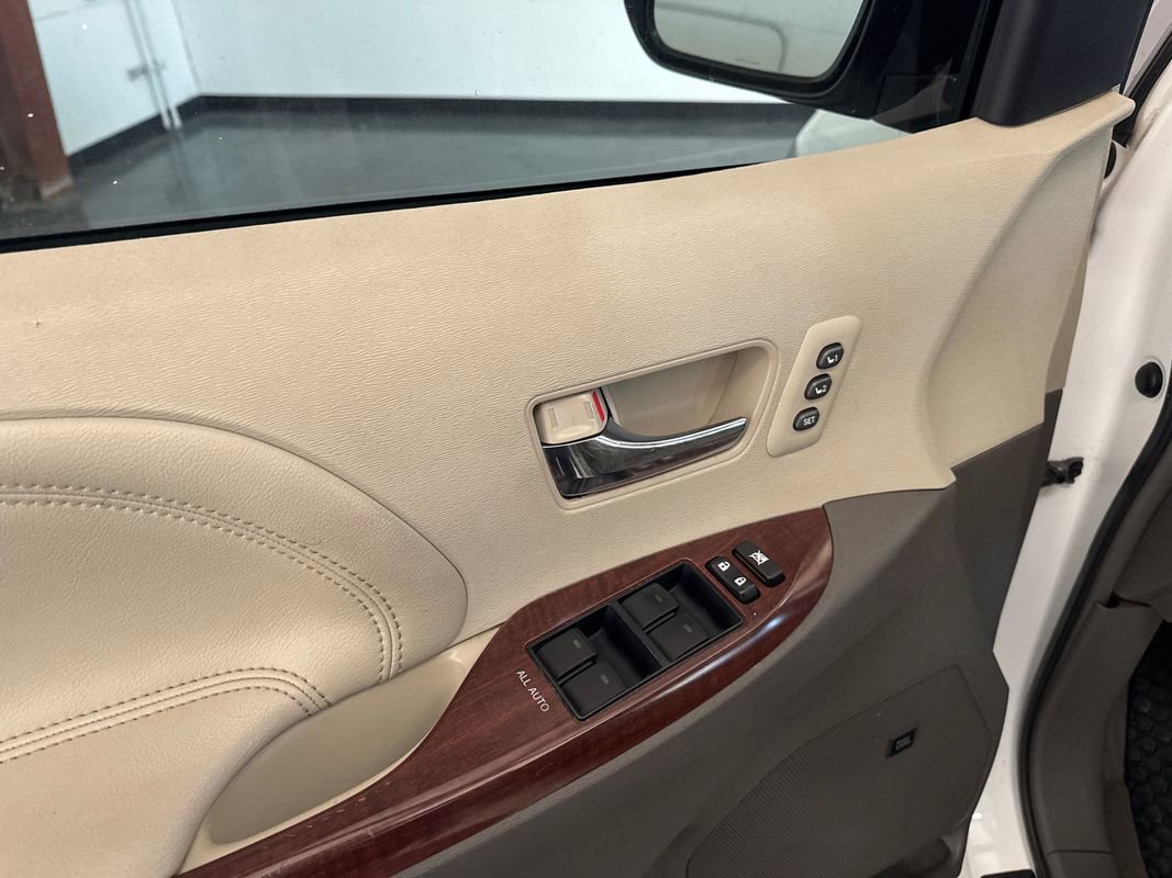 Used 2013 Toyota Sienna Limited w/ Premium Pkg image 10