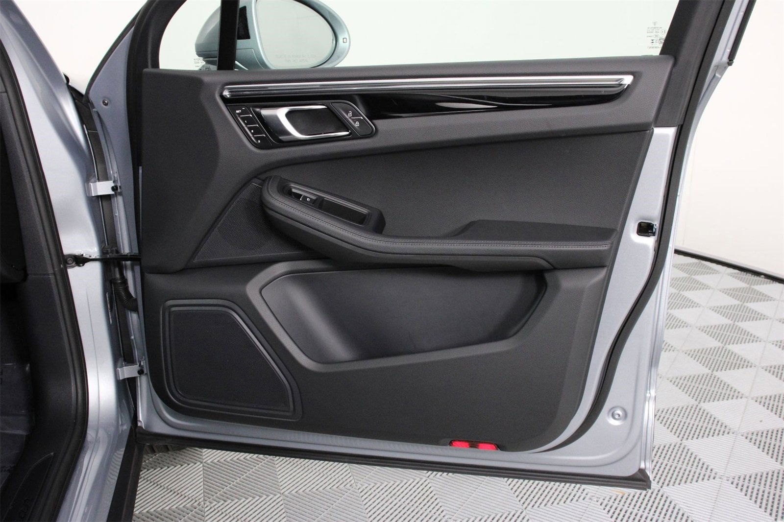 Used 2025 Porsche Macan image 23