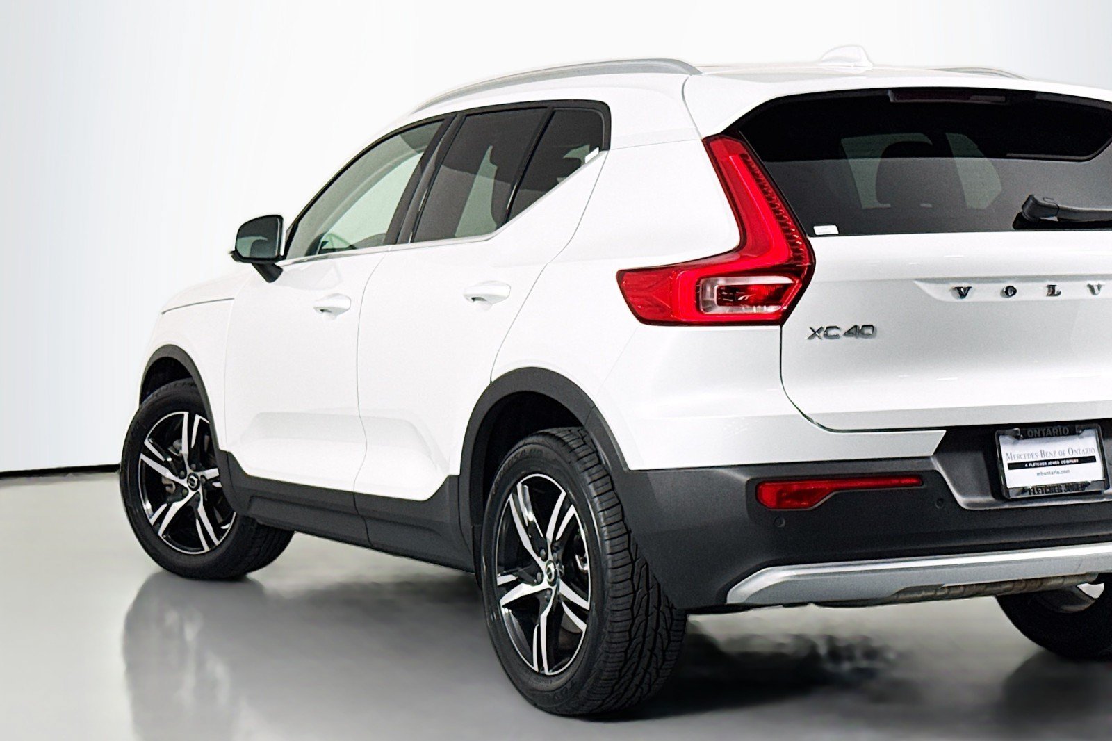 Used 2023 Volvo XC40 B5 Plus AWD/4WD image 15