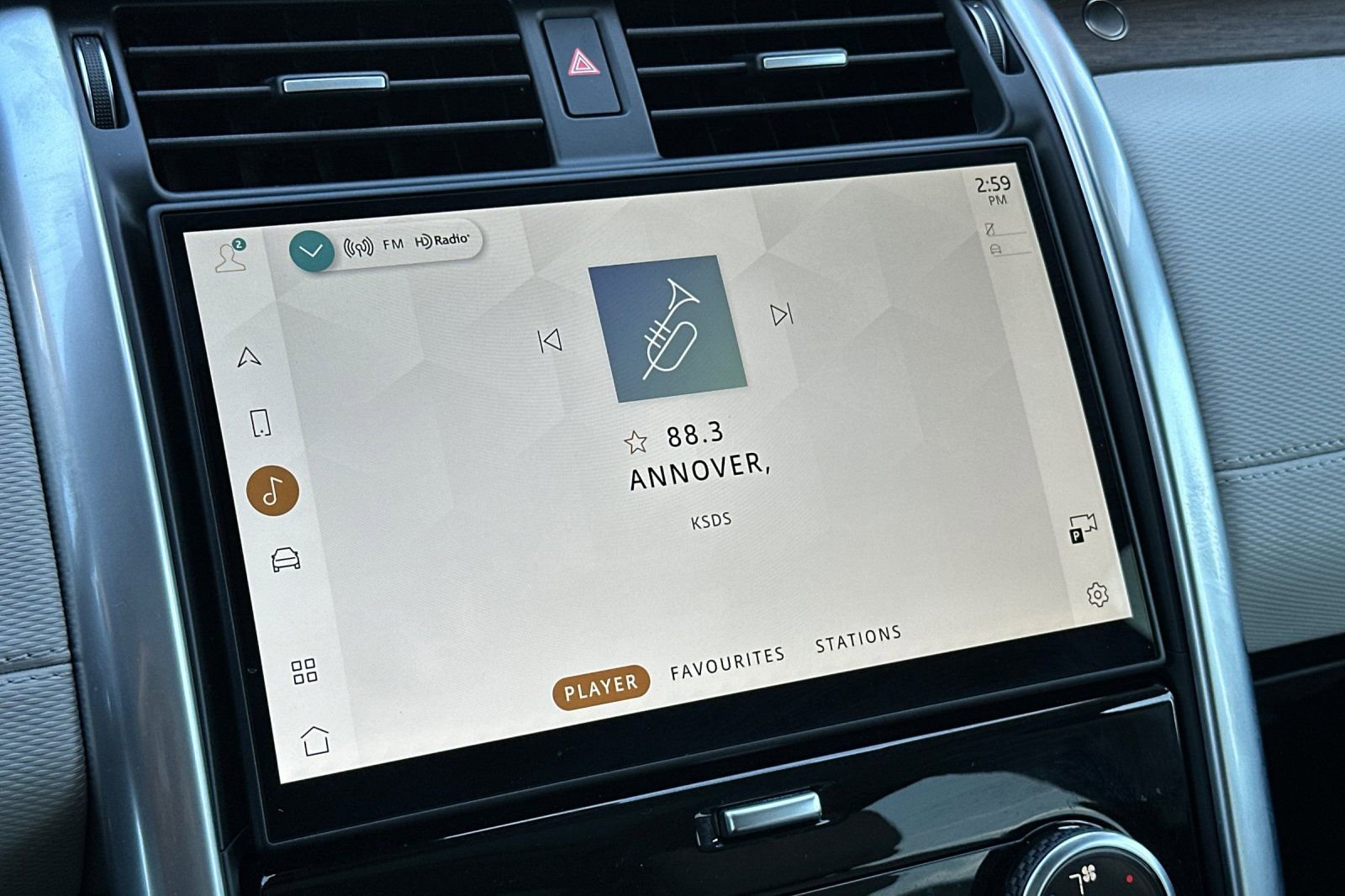 Used 2025 Land Rover Discovery Dynamic SE image 17