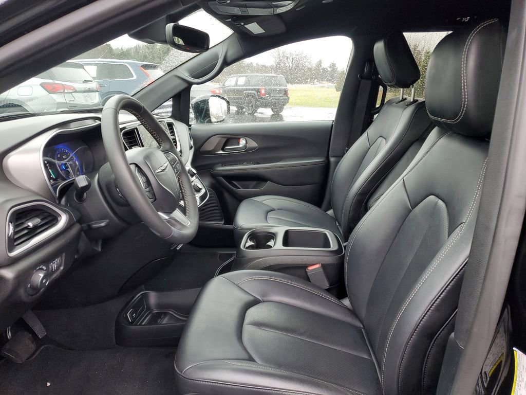 Used 2025 Chrysler Pacifica Select image 8