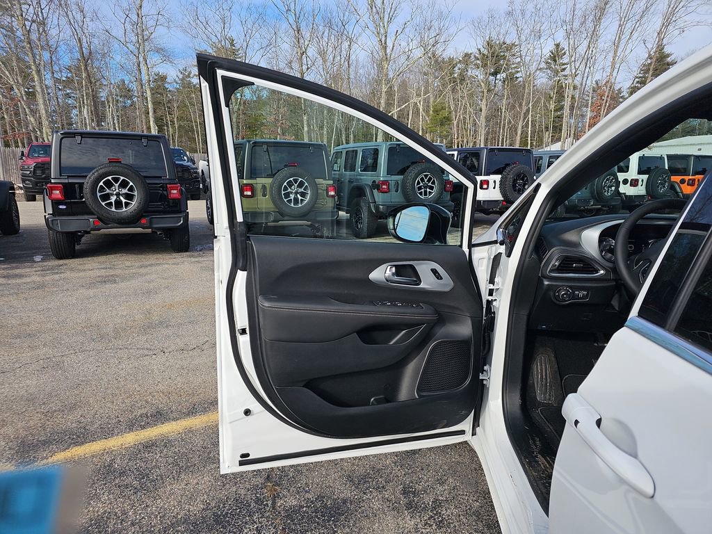 New 2026 Chrysler Pacifica Limited image 12