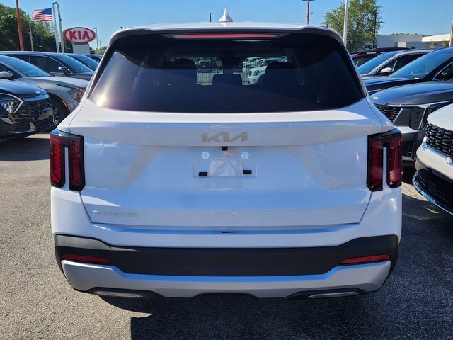 Used 2025 Kia Sorento LX image 4