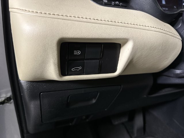 Used 2023 Toyota Highlander XLE AWD/4WD image 18