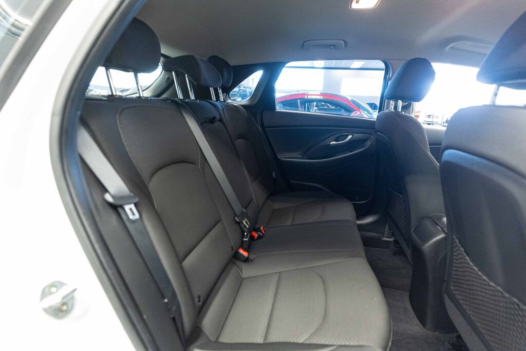 Used 2018 Hyundai Elantra GT FWD image 13