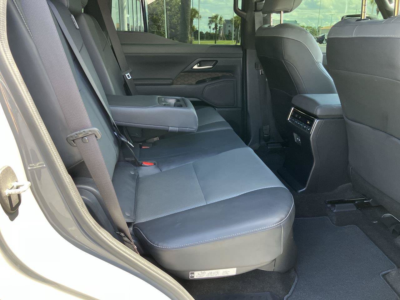 Used 2024 Lexus GX 550 w/ Accessory Package (31) AWD/4WD image 38