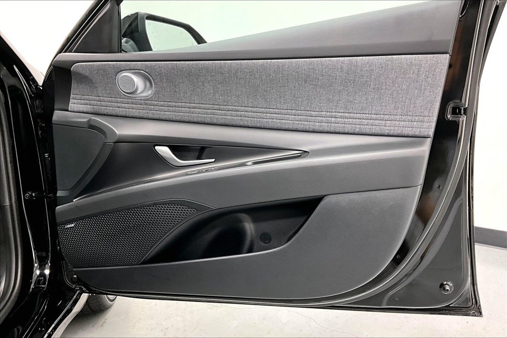New 2026 Hyundai Elantra Limited FWD image 11