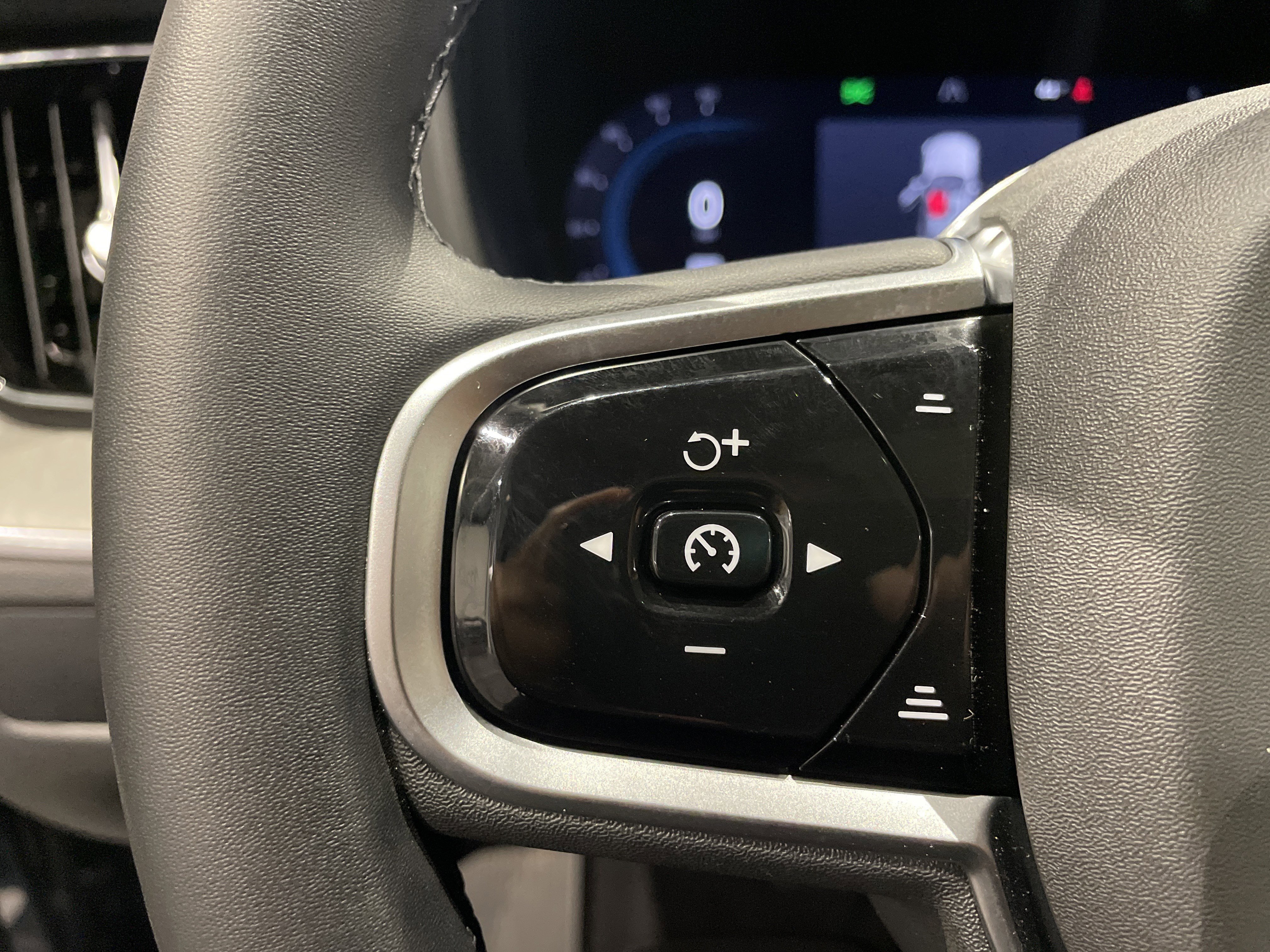 Used 2025 Volvo XC60 B5 Plus image 20