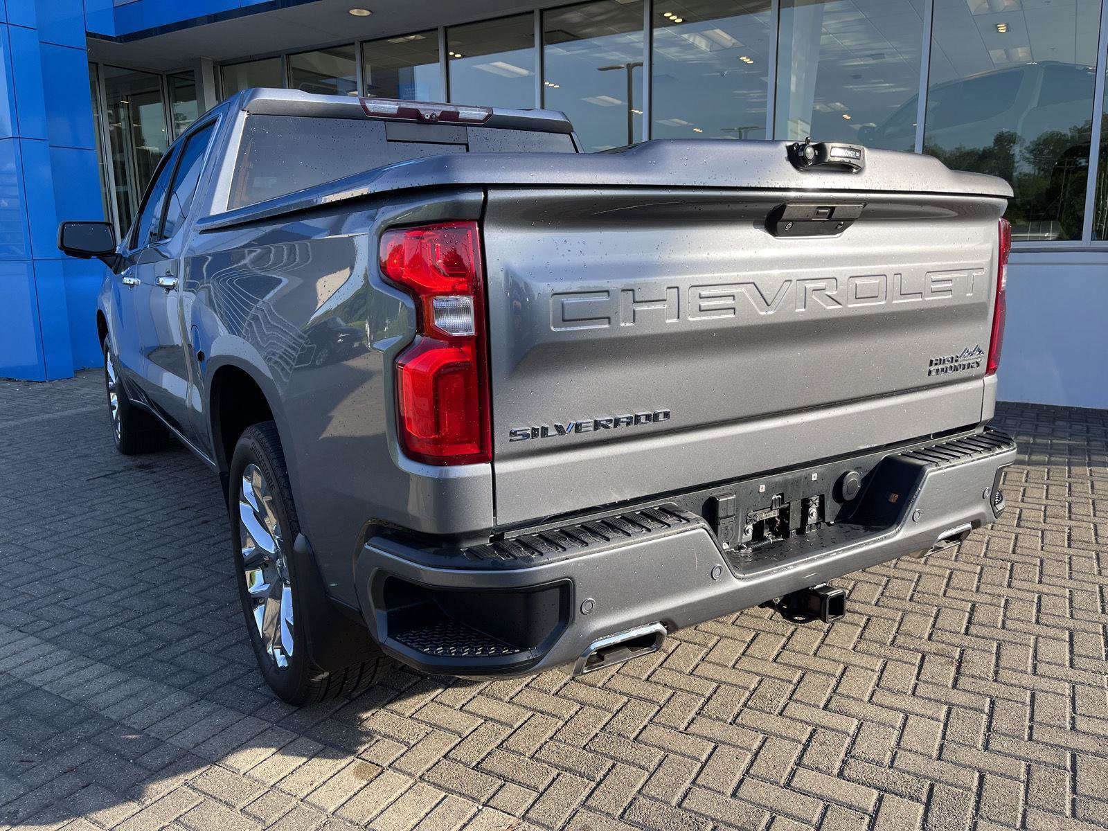 Used 2020 Chevrolet Silverado 1500 High Country w/ Technology Package AWD/4WD image 3