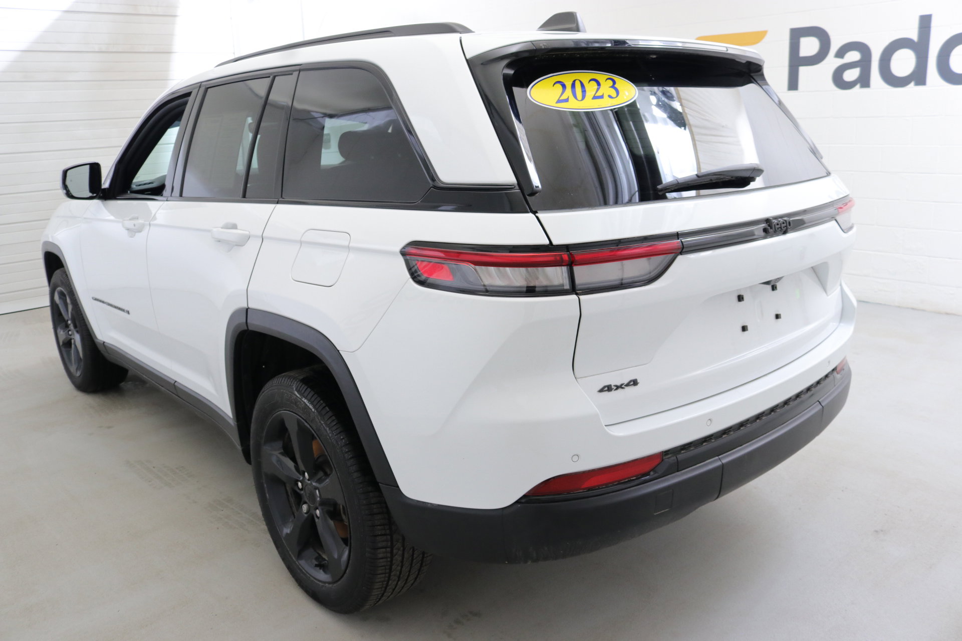 Used 2023 Jeep Grand Cherokee Altitude image 6