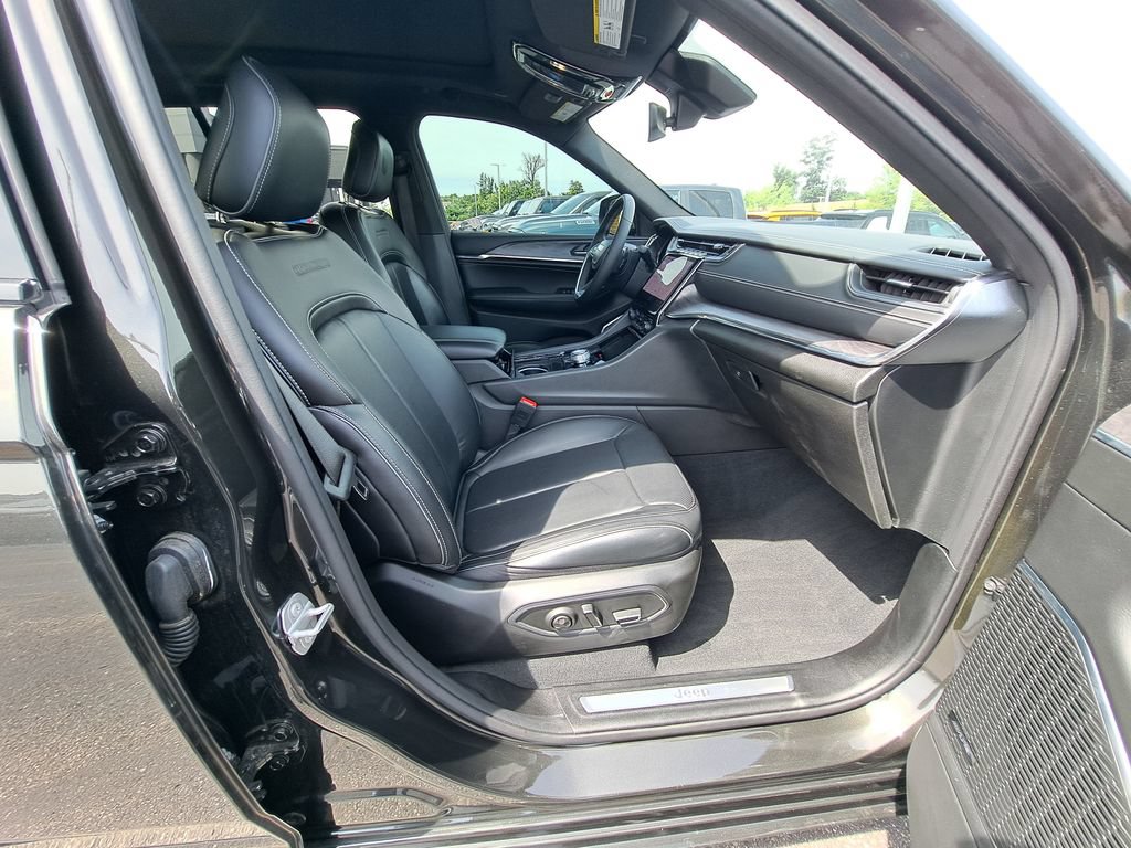 Used 2023 Jeep Grand Cherokee Overland AWD/4WD image 34