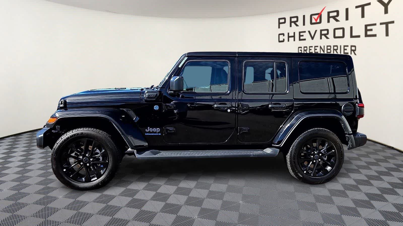 Used 2025 Jeep Wrangler Unlimited Sahara AWD/4WD image 5