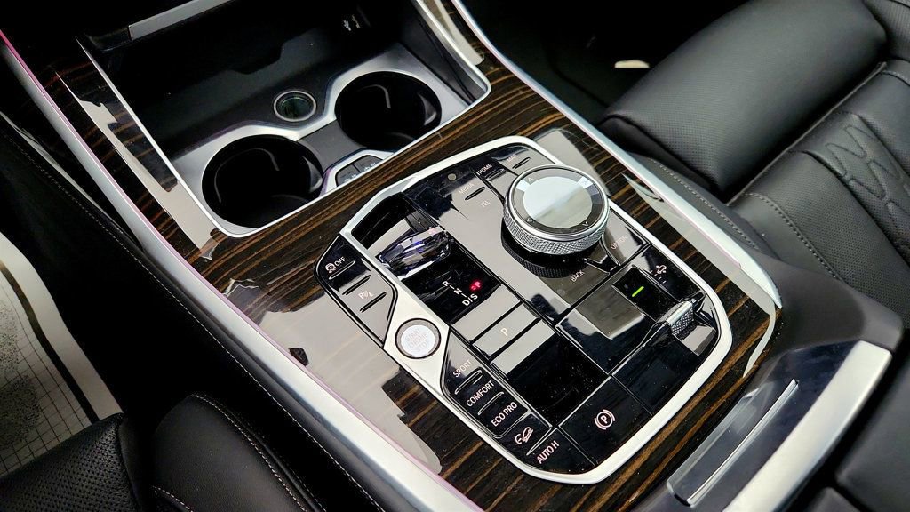 Used 2025 BMW X7 M60i AWD/4WD image 17