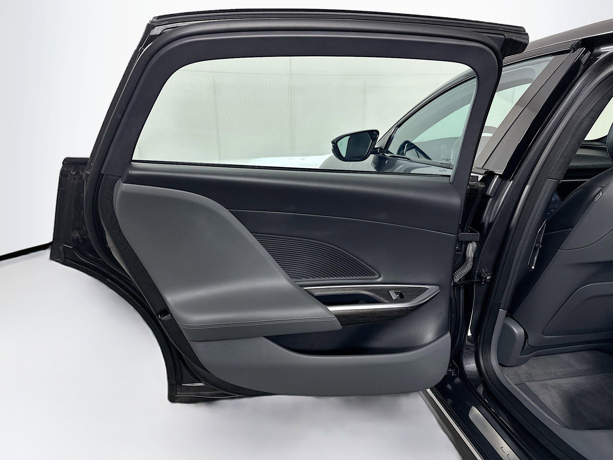 Used 2024 Lucid Air Touring AWD/4WD image 25