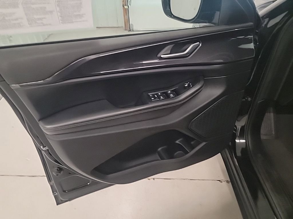 Used 2023 Jeep Grand Cherokee Altitude image 11