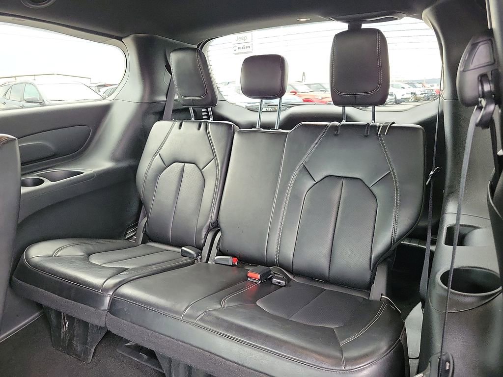 Used 2025 Chrysler Pacifica Select image 9